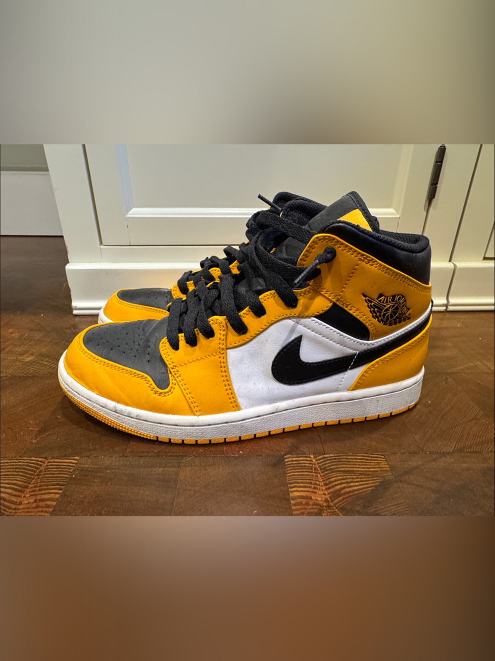 Air Jordan 1 Mid Taxi